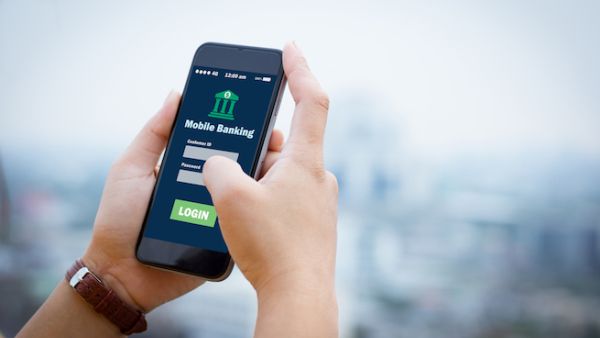 "Tunisia records today 2.4 million online payments for a volume of about 166 million dinars. A figure in evolution but it is insufficient.” (Shutterstock)