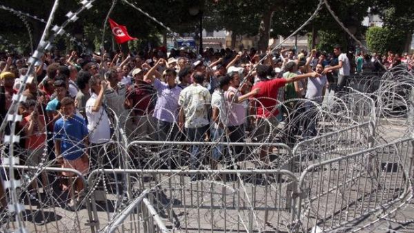 TUNISIA, Tunis : Tunisians shout slogans in front of the interior ministry headquarters following the assassination of leading opposition figure Mohamed Brahmi on July 25, 2013 in Tunis. AFP PHOTO / KHALIL