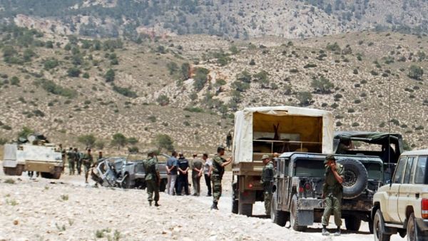 Tunisian soldiers patrol the Algerian border in 2013. (AFP/Abderrazek Khlifi)