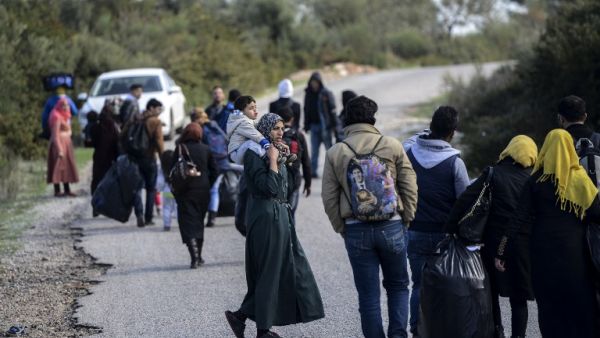 Syrian refugees walk back after a failed attempt to leave Turkey for Lesbos, Greece. (AFP/Bulent Kilic)