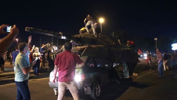 تركيا تعلق مهام أكثر من 12 ألف شرطي في إطار التحقيق حول محاولة الانقلاب
