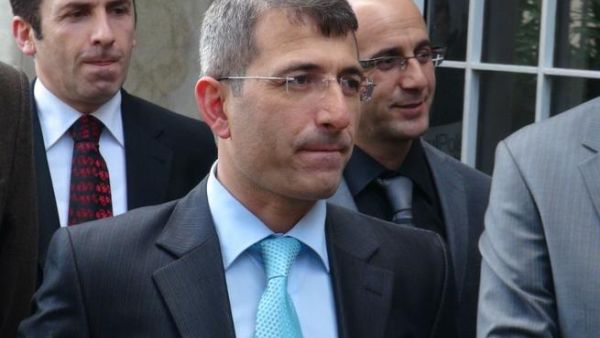 This photo taken on December 26, 2013, shows Turkish prosecutor Muammer Akkas as he walks out from a courthouse in Istanbul. [AFP]