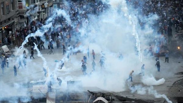 Protestors clash with Turkish riot policemen on Taksim square on June 11 (Bulent Kilic / AFP)
