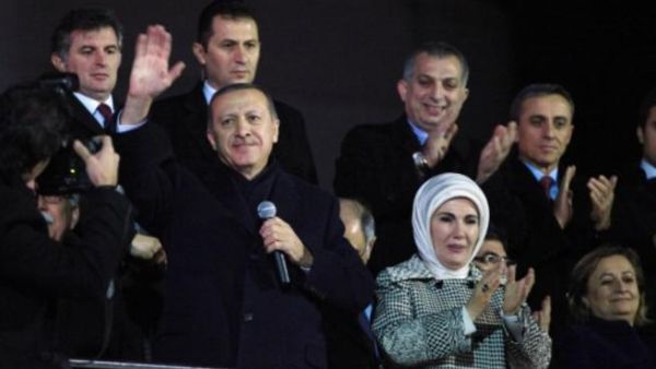 اردوغان يلوح لمناصريه في مطار اسطنبول/أ.ف.ب
