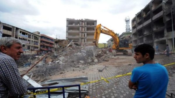 اليات تعمل على ازالة اثار التفجيرات/أ.ف.ب