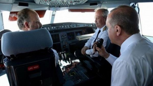 الرئيس التركي رجب طيب أردوغان في قمرة قيادة الطائرة