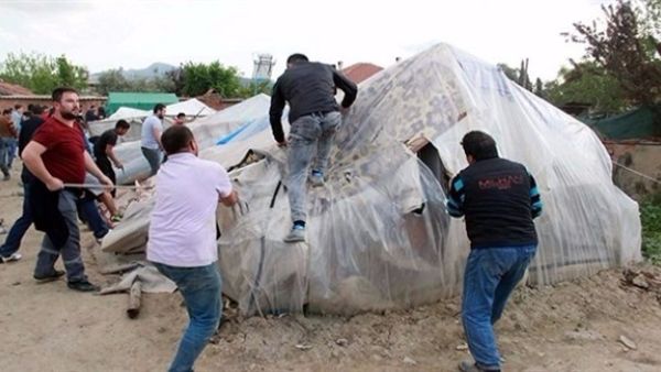 أتراك يحطمون مخيما للاجئين السوريين 