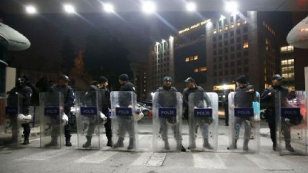 وحدات من الأمن الخاص نجحت في دخول المبنى واعتقال الرجلين