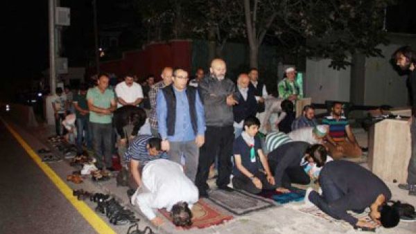 أتراك يصلون امام السفارة الاسرائيلية