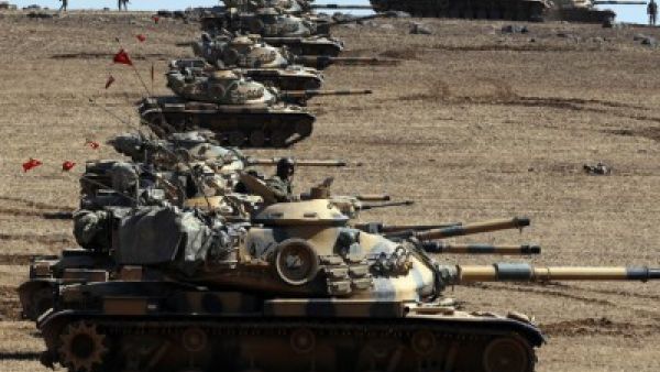 وحدات عسكرية تركية منتشرة على الحدود السورية