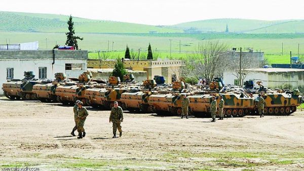 مدرعات وقوات تركية قرب الحدود السورية