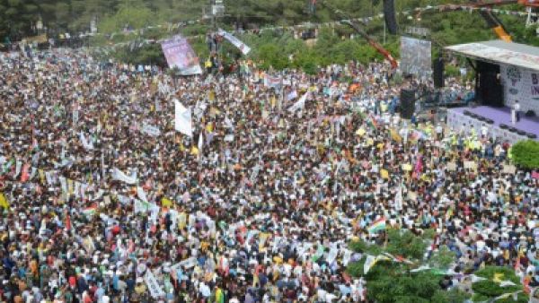قيام نحو ألف متظاهر باقتحام فعالية انتخابية لحزب الشعوب الديمقراطي الموالي للأكراد