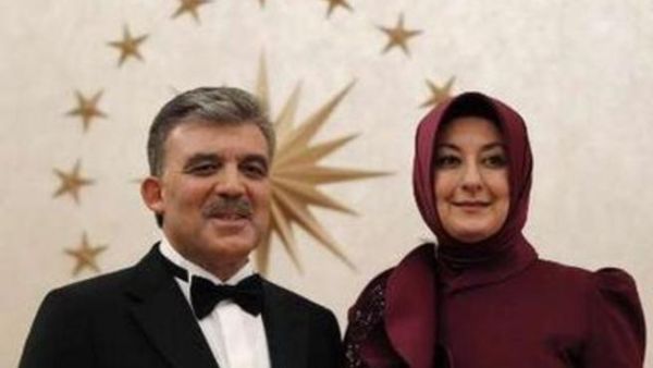 عبدالله غول وتبدو زوجته في حجابها الى جانبه