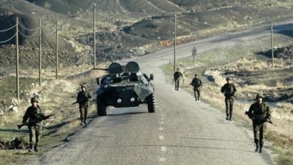 دورية للجيش التركي في اقليم شيرناك الذي تسكنه غالبية من الاكراد قرب الحدود التركية العراقية