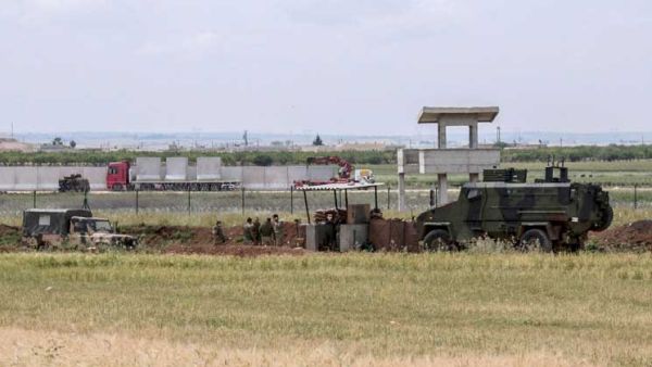 ثكنة عسكرية تركية قرب الحدود السورية