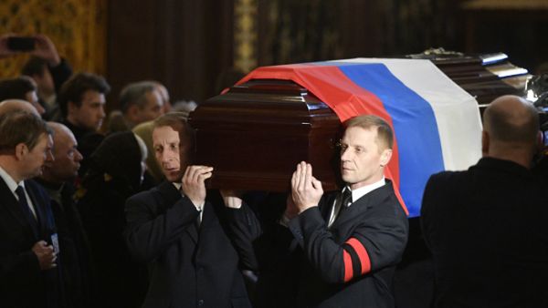 Pallbearers carry the casket of slain Russian Ambassador to Turkey Andrei Karlov during the funeral ceremony at the Christ the Savior Cathedral in Moscow on December 22, 2016. (AFP / Alexander Nemenov)