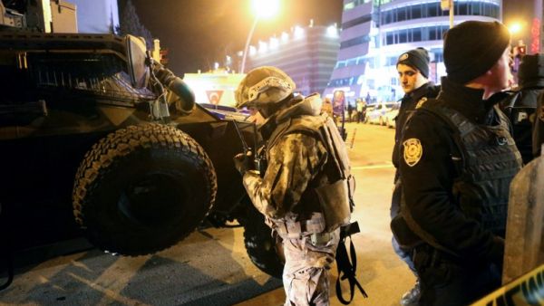 Turkish soldiers and policemen stand guard near the Cagdas Sanatlar Merkezi, a major art exhibition hall, where Andrey Karlov, the Russian ambassador to Ankara, has been shot dead on December 19, 2016 in a gun attack during an art exhibition in Ankara. (AFP/Adem Altan)