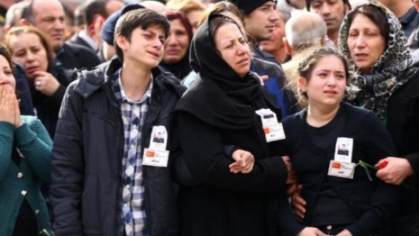 Family members mourn during a funeral for the victims of the February 17 car bombing at Kocatepe Mosque in Ankara on Feb. 19, 2016. (AFP/File)