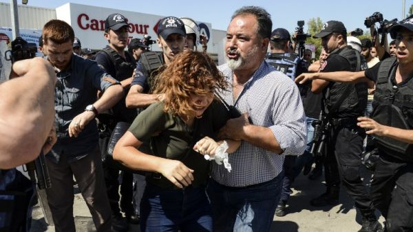 Turkish police officers detain a woman in Diyarbakir on September 9, 2016 during a protest against the suspension of over 10,000 teachers for suspected links to militants. (AFP/Ilyas Akengin)