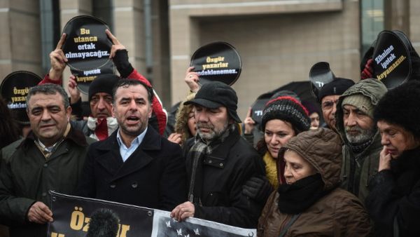 Main Opposition MP's of People's Republic Party (CHP) Baris Yardas(2nd L) and Sezgin Tanrikulu (L) stands outside Istanbul's courthouse on December 29, 2016 before the start of the trial of Turkish novelist Asli Erdogan. (AFP/Ozan Kose)