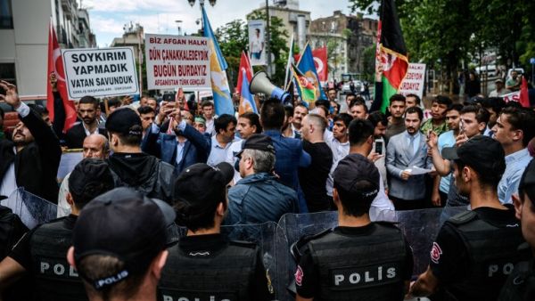 Turkish anti-riot police officers block the street on June 4, 2016 as protesters shout slogans against Germany and hold placards reading "We do not do genocide" in front of the German consulate in Istanbul after the German parliament recognised as genocide the massacres of Armenians under the Ottoman Empire. (AFP/Ozan Kose)
