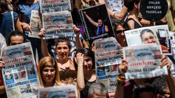 Protesters hold pictures of jailed RSF representative Erol Onderoglu, journalist Ahmet Nesin and rights activist and academic Sebnem Korur Fincanci as they shout slogans in front of the Pro Kurdish Ozgur Gundem newspaper's headquarters on June 21,2016 in Istanbul. (AFP/Ozan Kose) Protesters hold pictures of jailed RSF representative Erol Onderoglu, journalist Ahmet Nesin and rights activist and academic Sebnem Korur Fincanci as they shout slogans in front of the Pro Kurdish Ozgur Gundem newspaper's headquarters on June 21,2016 in Istanbul. (AFP/Ozan Kose)