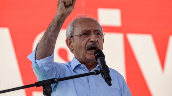 Kemal Kilicdaroglu, Leader of Republican People's Party (CHP) speaks at Istanbul's Taksim Square on July 24, 2016. (AFP/Ozan Kose) Kemal Kilicdaroglu, Leader of Republican People's Party (CHP) speaks at Istanbul's Taksim Square on July 24, 2016. (AFP/Ozan Kose)