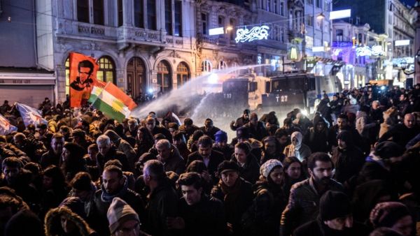 Turkish riot police use water cannon to disperse protesters on Istiklal avenue in Istanbul on February 8, 2016 during a demonstration against the curfew in Cizre. (AFP/Ozan Kose)