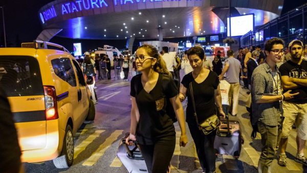 Passengers leave Ataturk airport in Istanbul on June 28, 2016 after two explosions followed by gunfire hit Turkey's biggest airport, killing at least 28 people and injuring 20. (AFP/Ozan Kose)