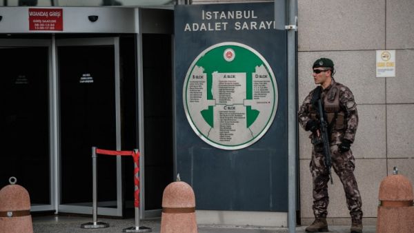 A Turkish special forces police officer stands guard in front of the Istanbul Justice Palace on July 20, 2016, following the failed military coup attempt of July 15. (AFP/Ozan Kose)