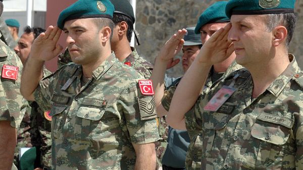 Turkish soldiers in Afghanistan in 2010. 731 Turkish soldiers took ill on Saturday night. (Wikimedia Commons)