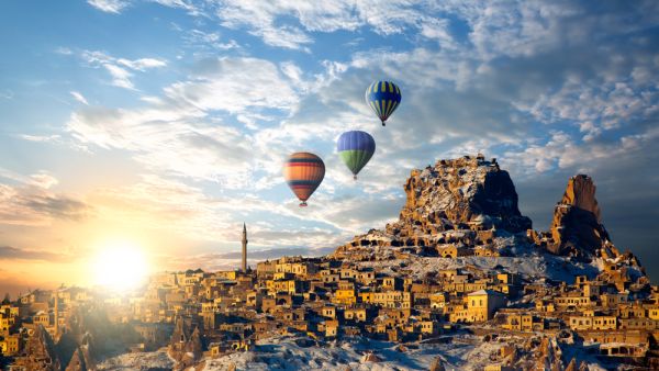 To get the authentic experience, tourists from all over the world prefer to experience Cappadocia’s landscapes and peak-like rock houses up in the sky. (shutterstock)
To get the authentic experience, tourists from all over the world prefer to experience Cappadocia’s landscapes and peak-like rock houses up in the sky. (shutterstock)