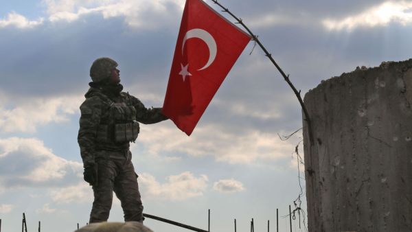 A Turkish soldier checks the national flag on a mountain on the Syrian-Turkish border, north of Azaz on Jan. 28, 2018. (AFP/ File)