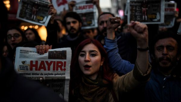 Supporters of the "No" march at Besiktas to submit their petition calling for the annulment of a referendum that approved sweeping constitutional changes boosting President Recep Tayyip Erdogan's powers, claiming blatant vote-rigging had swung the result, on April 18, 2017 in Istanbul. (AFP/Bulent Kilic)