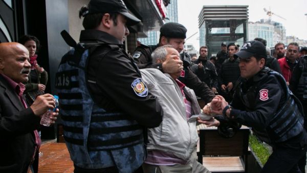 Turkish riot police arrest a protester seeking to defy a ban and march to Istanbul's Taksim square to celebrate May Day in Istanbul on May 1, 2017. (AFP/Gurcan Ozturk)
