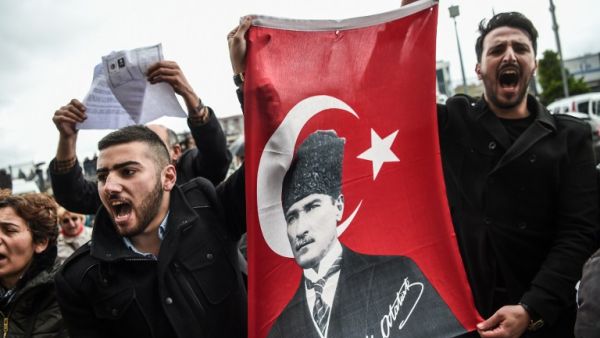 Supporters of the "No voters" and members of Turkey's main opposition party, the Republican People's Party (CHP), hold a flag of Mustafa Kemal Ataturk, founder of modern Turkey as they gather at the Caglayan courthourse to submit their petition to object alleged irregularities in Turkish vote on April 18, 2017 in Istanbul. (AFP/Ozan Kose)