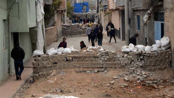 People are seen near a barricade after clashes between Turkish security forces and Kurdistan Workers’ Party (PKK) militants in the Nusaybin district of Mardin, southeast Turkey, November 26, 2015. (AFP/File) 