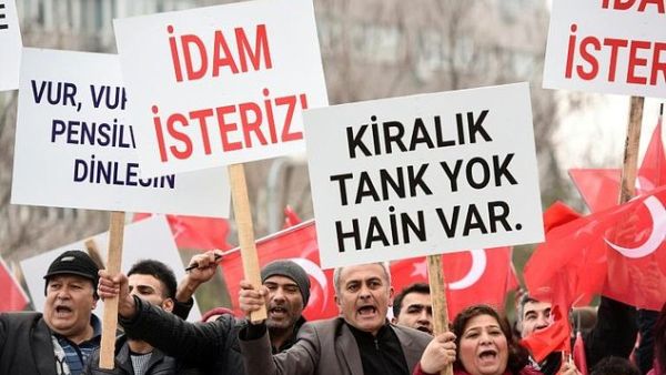 Turkish protestors chant slogans against the 47 suspects whose trial for plotting to assassinate President Recep Tayyip Erdogan starts February 20th, 2017. (AFP/File) 