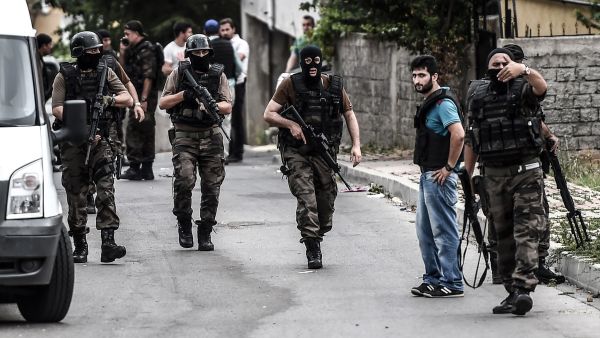 Turkish special force police officers clear the street during clashes with attackers at the Sultanbeyli district in Istanbul. (AFP/File)