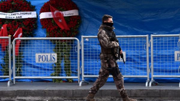 A Turkish special force police officer patrols in front of the Reina nightclub on January 4, 2017 in Istanbul, three days after a gunman killed 39 people on New Year's night. (AFP/Ozan Kose)