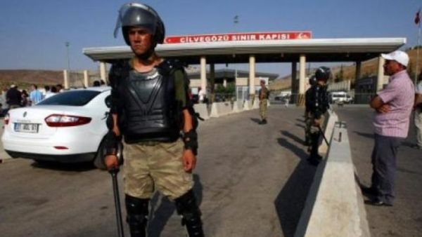Turkish guards and riot police at the Turkish-Syrian border. (AFP/Adem Altan)