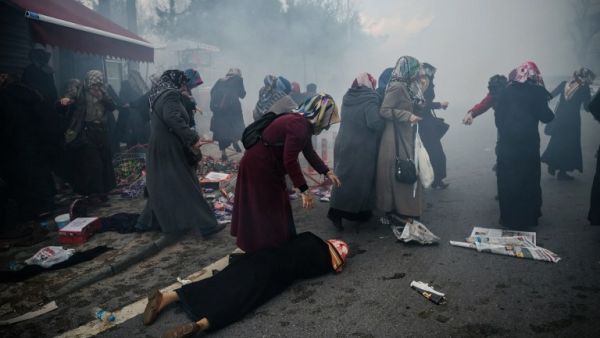 Protesters at the scene of the government raid against Zaman Newspaper. (AFP/File)