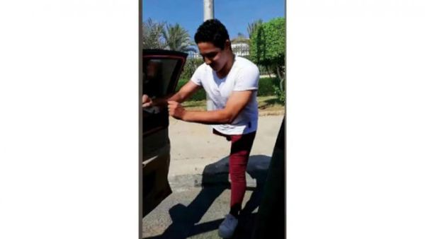 Egyptian amputee Mahmoud Abdo performs the Keke challenge on one foot. (Screenshot)