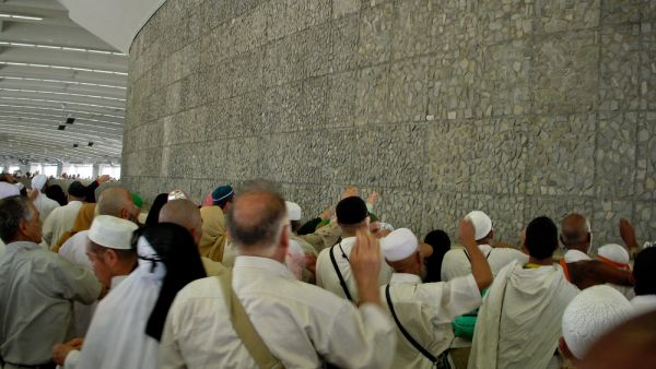 Pilgrims walking to Jamarah to perform symbolic stoning of the devil by throwing seven stones at the three pillars. (Shutterstock/ File)