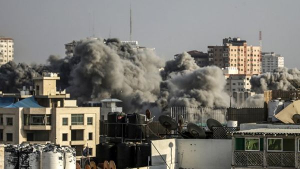 A smoke plumes rising following an Israeli air strike in Gaza City on July 14, 2018. (MAHMUD HAMS / AFP) 