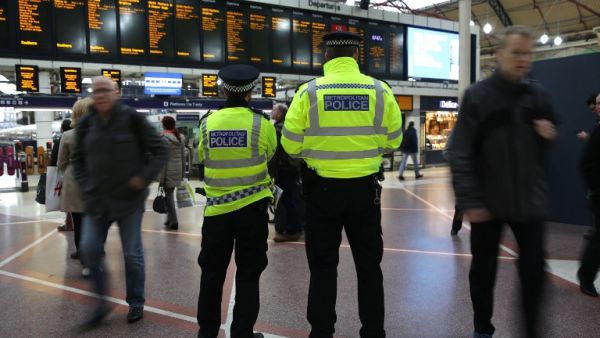 Police officers patrol during rush hour at Victoria station in central London on March 23, 2017. (AFP/Daniel Leal-Olivas)