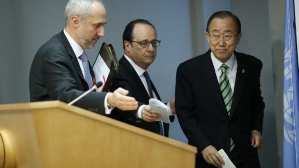 France's President Francois Hollande (C) arrives with UN Secretary-General Ban Ki-moon at the UN after the Opening Ceremony of the High-Level Event for the Signature of the Paris Agreement April 22, 2016 in New York. (AFP/Kena Betancur) 
