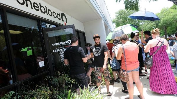 Long lines of people wait at the OneBlood Donation Center to donate blood for the injured victims of the Pulse nightclub shooting on June 12, 2016 in Orlando, Florida. (AFP/Gerardo Mora)