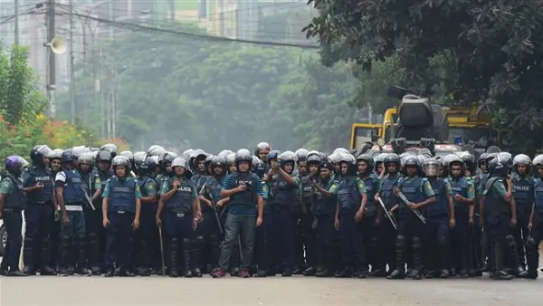 Bangladeshi police stand guard during a student protest in Dhaka on August 5, 2018. (Photo by AFP)