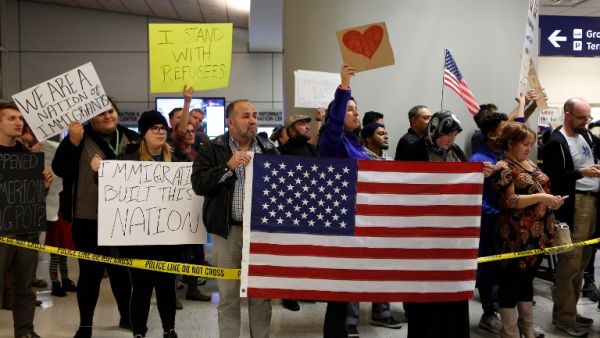 Protesters of the "Muslim ban" at Dallas airport, Texas (G. Morty Ortega/Getty Images North America/AFP)